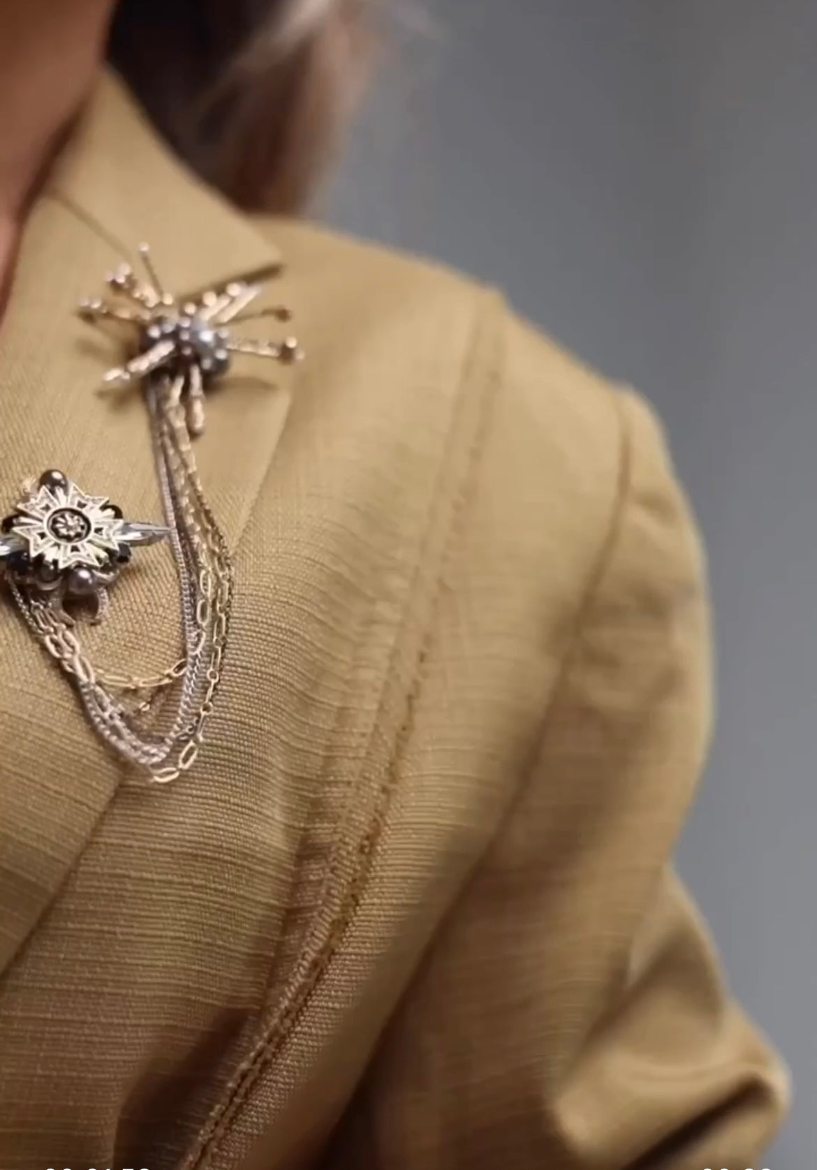 DVIGUBA SAGĖ SU NUSEGAMA GRANDINĖLE