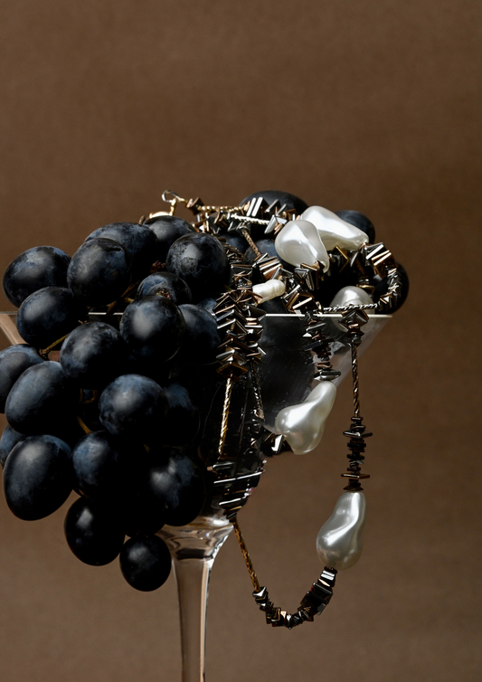 TRUMPAS HEMATITO VĖRINYS SU BAROKINIAIS PERLAIS ,,Golden Twilight''