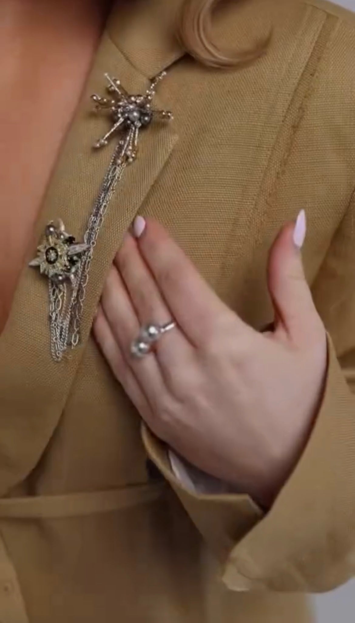 DVIGUBA SAGĖ SU NUSEGAMA GRANDINĖLE