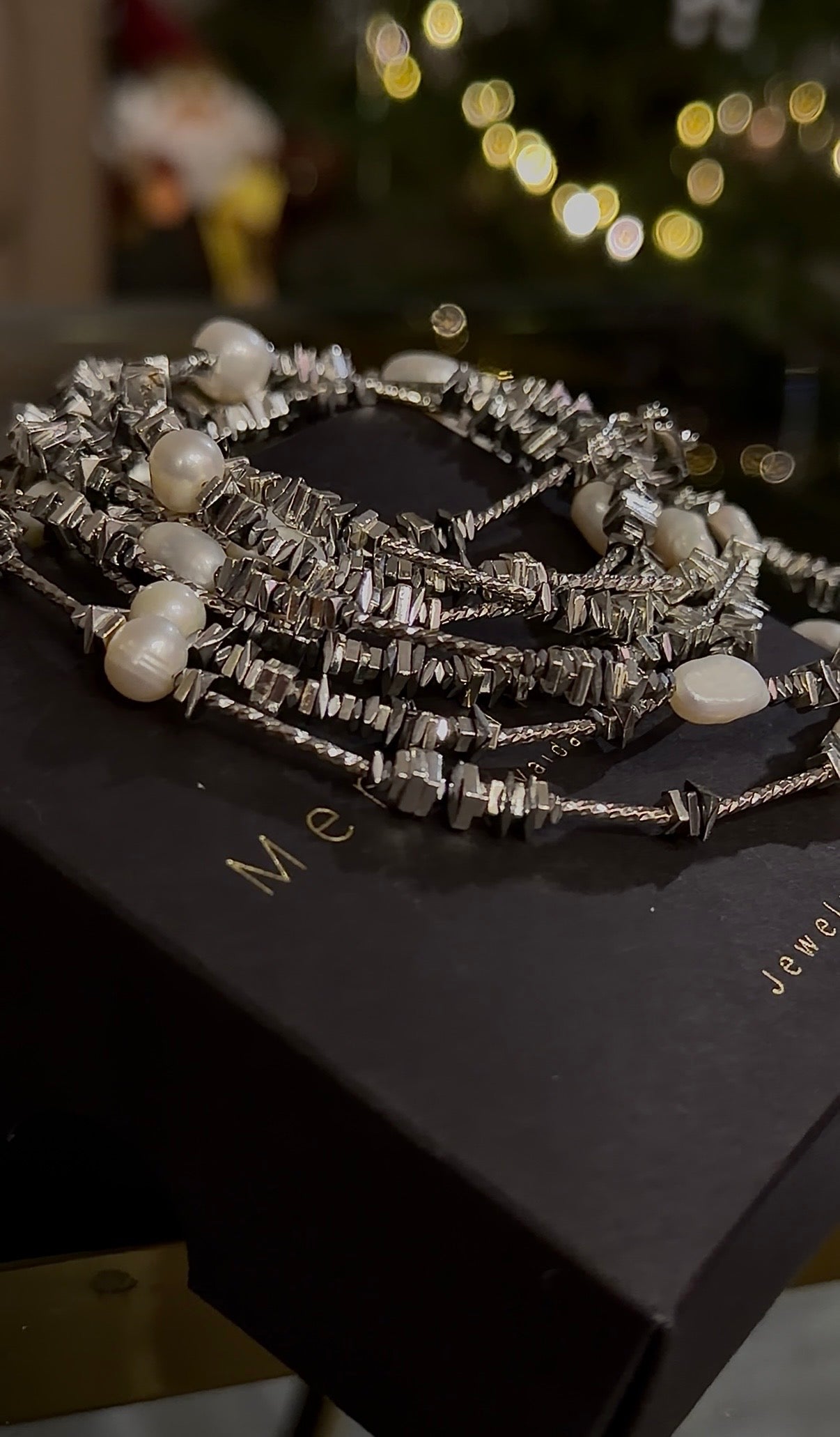 SMULKUS ILGAS SIDABRO SPALVOS VĖRINYS SU MAŽAIS PERLAIS ,,Golden Twilight 2''