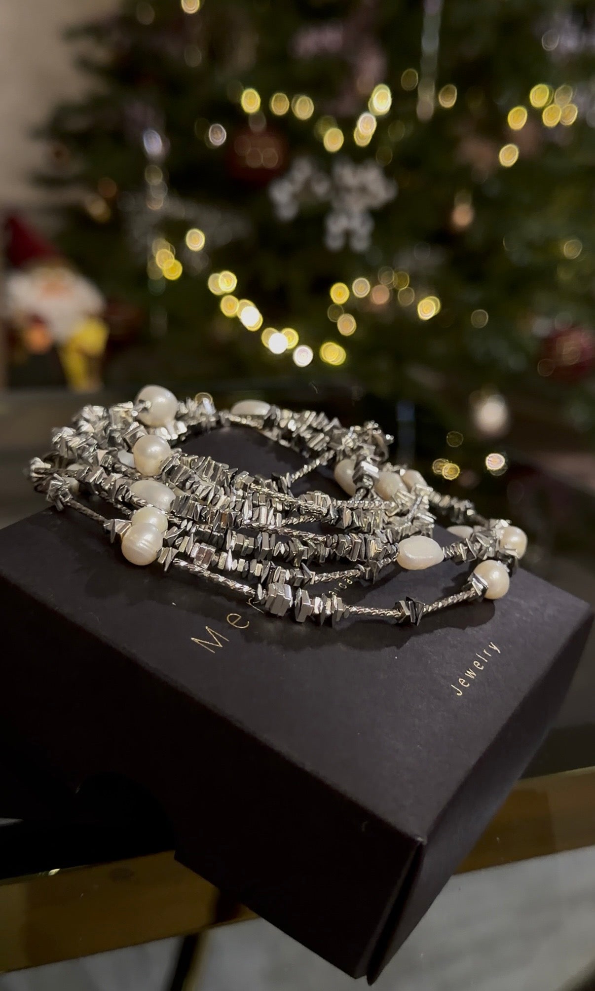 SMULKUS ILGAS SIDABRO SPALVOS VĖRINYS SU MAŽAIS PERLAIS ,,Golden Twilight 2''