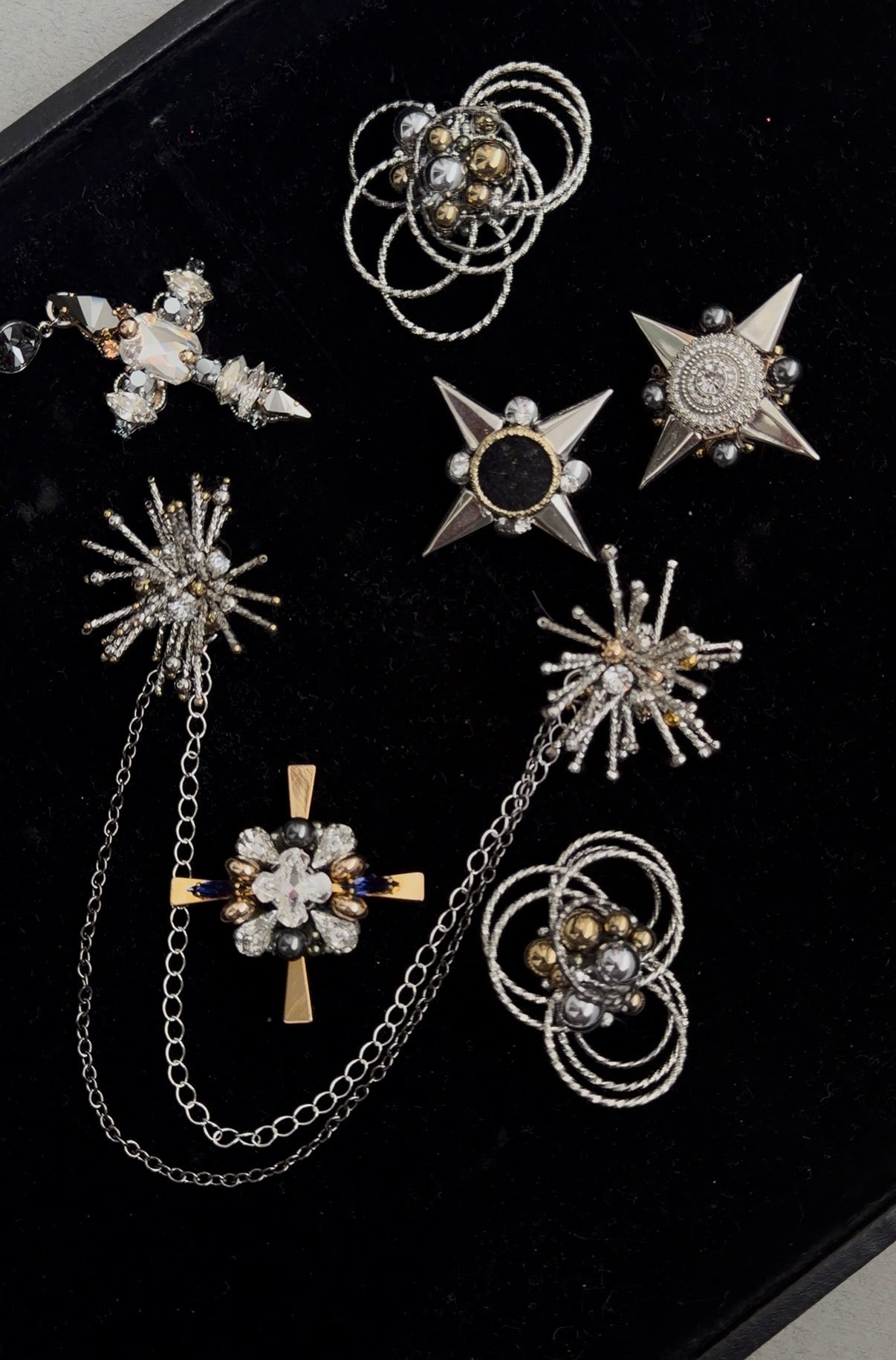 SAGĖ SU SIDABRO IR AUKSO SPALVOS DETALĖMIS