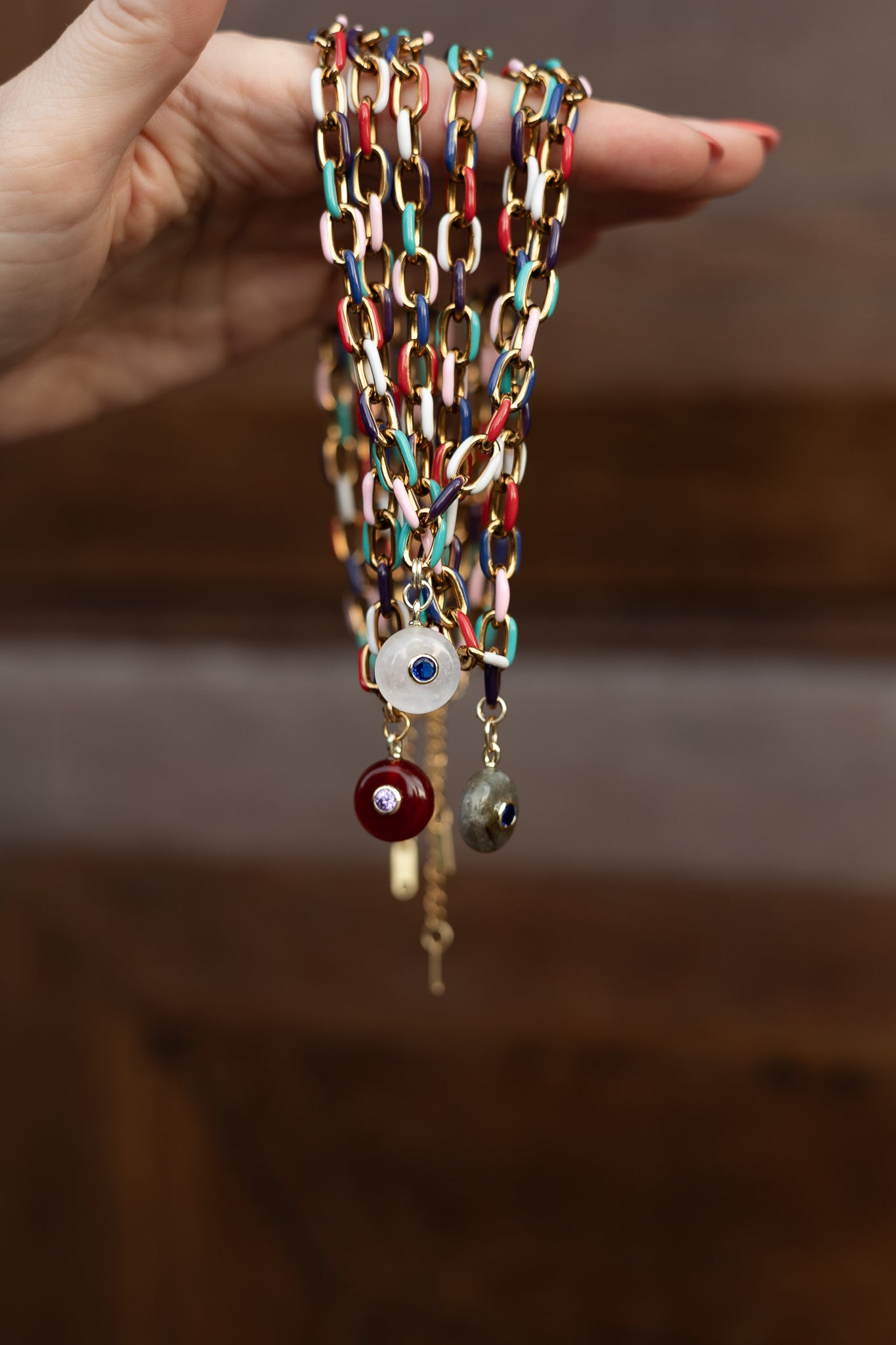 SPALVOTAS VĖRINYS SU PAKABUKU