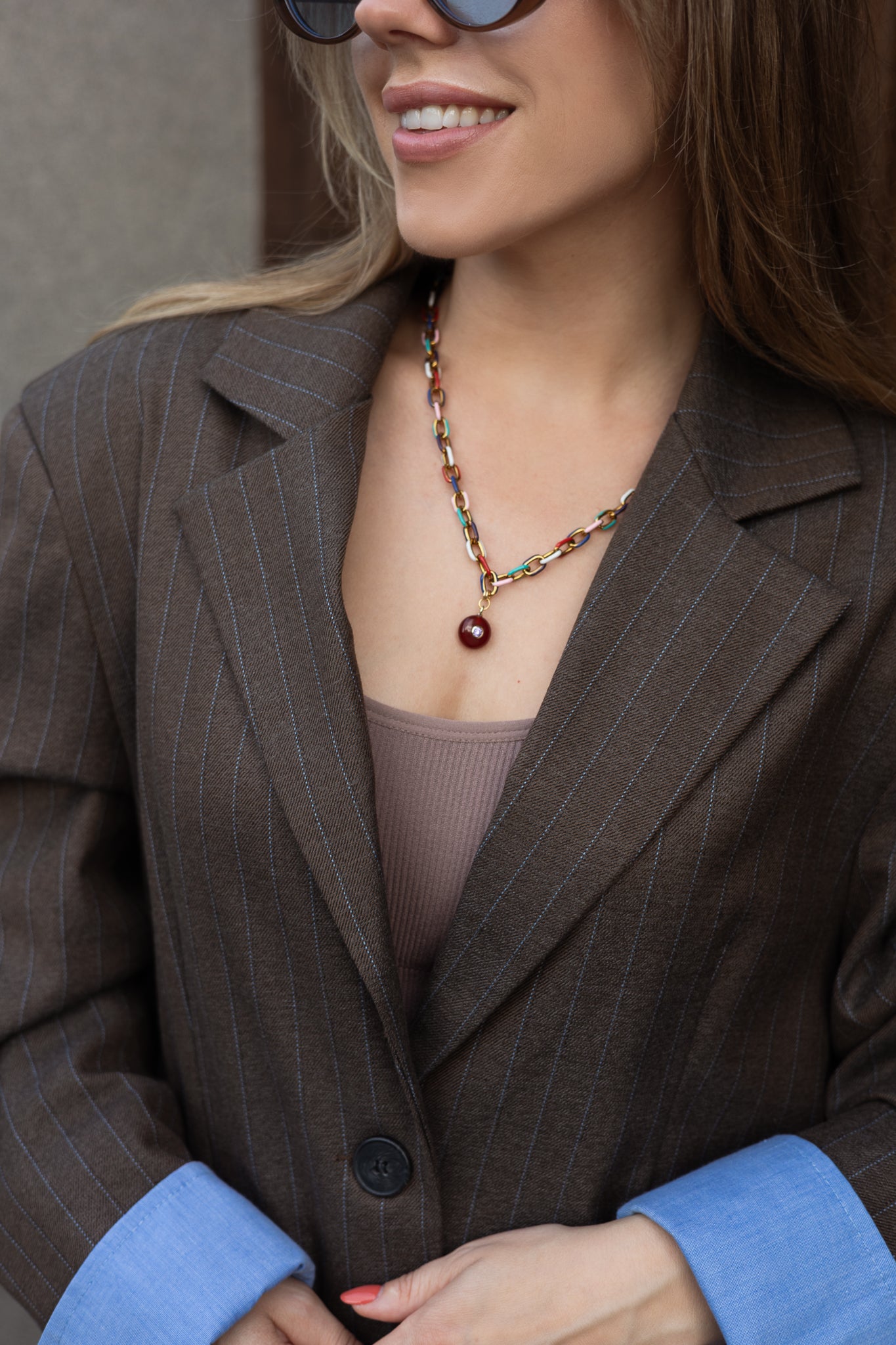 SPALVOTAS VĖRINYS SU PAKABUKU