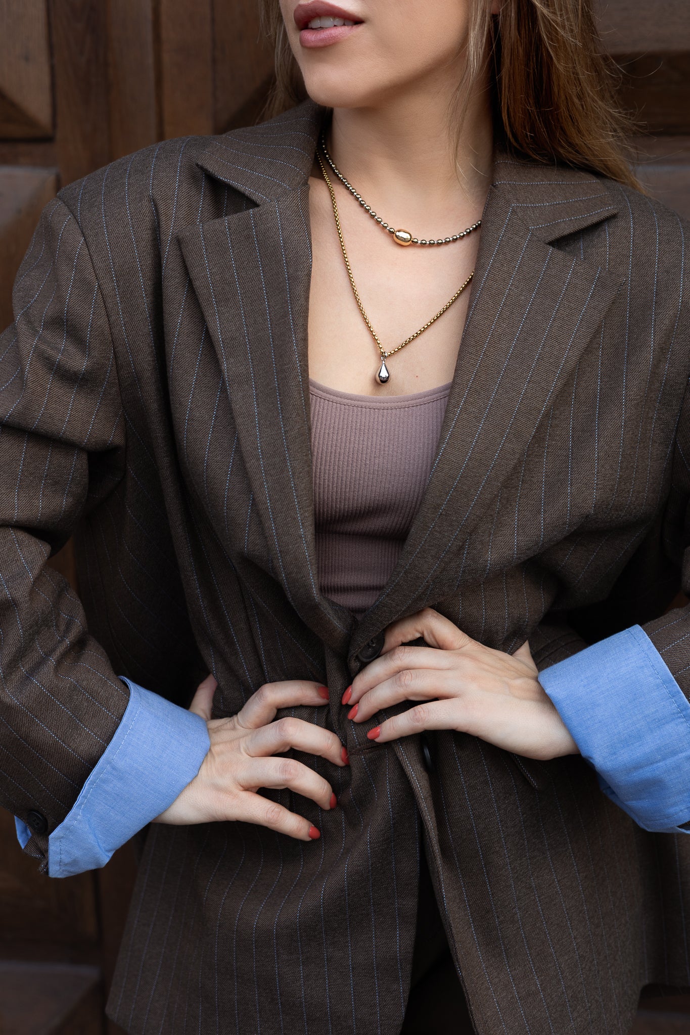 SUBTILUS HEMATITO VĖRINYS SU AUKSUOTU PAKABUČIU ,,Poise''