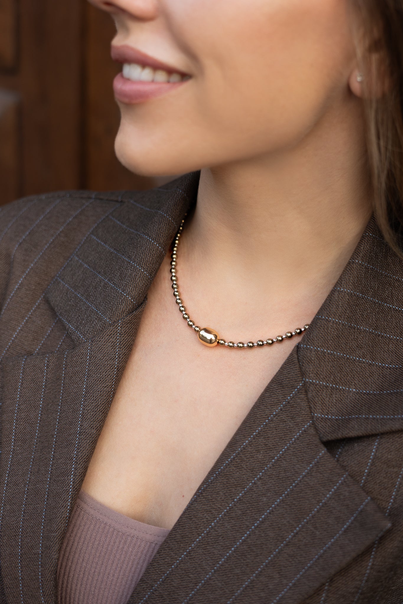 SUBTILUS HEMATITO VĖRINYS SU AUKSUOTU PAKABUČIU ,,Poise''