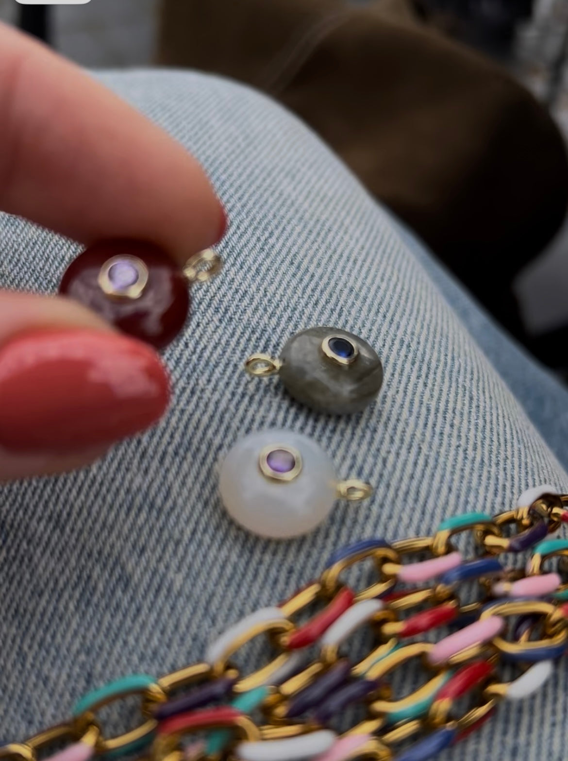 SPALVOTAS VĖRINYS SU PAKABUKU