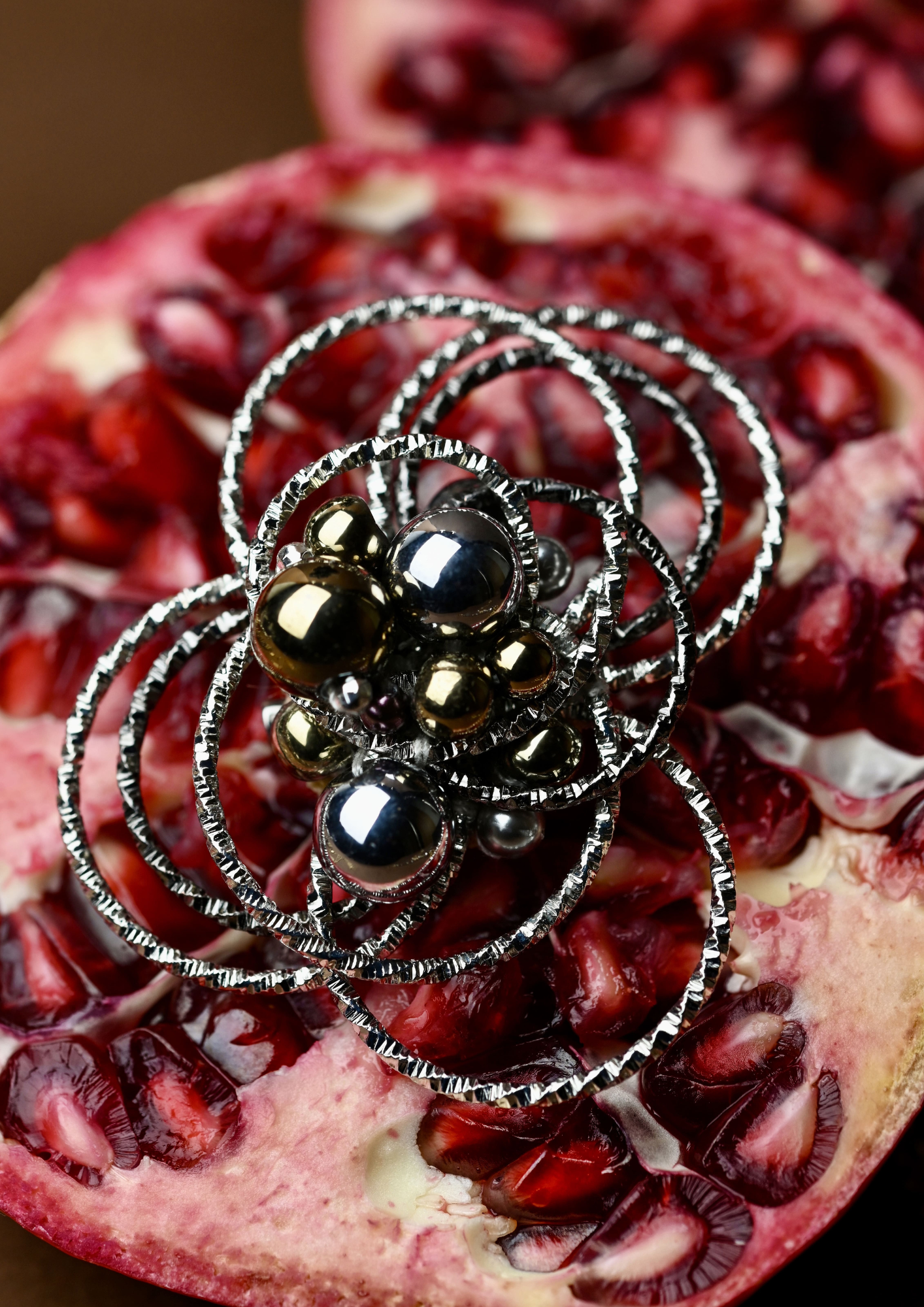 SAGĖ SU SIDABRO IR AUKSO SPALVOS DETALĖMIS